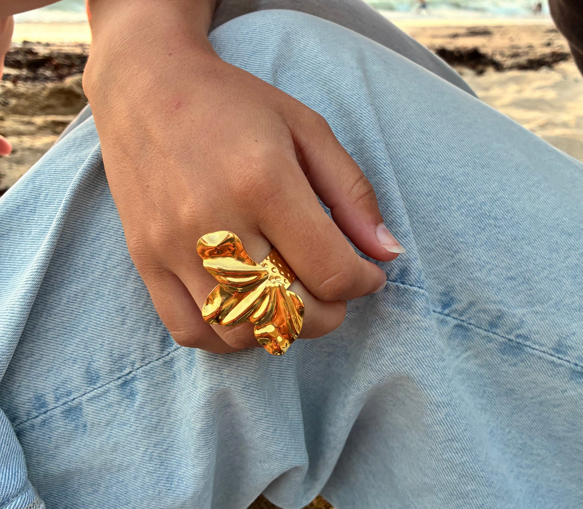 Bague fleur Le Vestiaire en or avec motif floral délicat, élégante et sophistiquée, vue de face.
