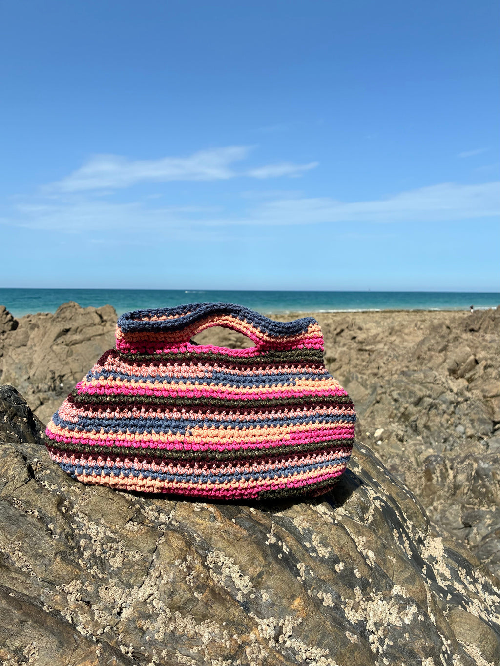 Sac Marius multicolore de Le Vestiaire avec poignées en cuir et design coloré, vue de face sur fond neutre.