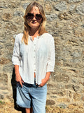 Blouse blanche élégante de la marque Le Vestiaire, vue de face sur un fond neutre, en tissu léger et fluide.