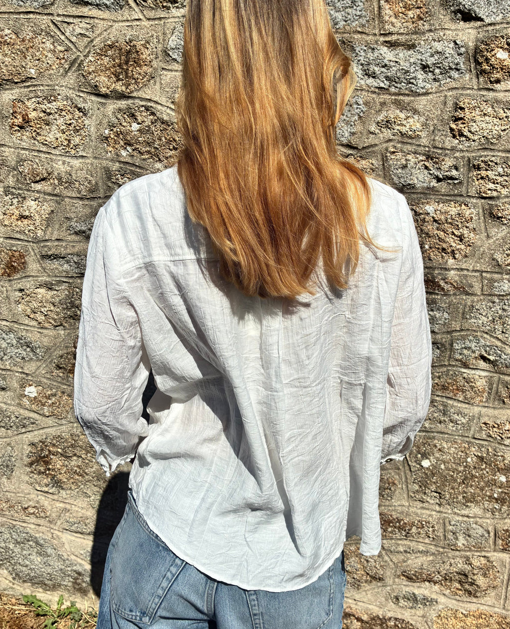 Blouse blanche élégante de la marque Le Vestiaire, en tissu léger, avec col et manches longues, vue de face.