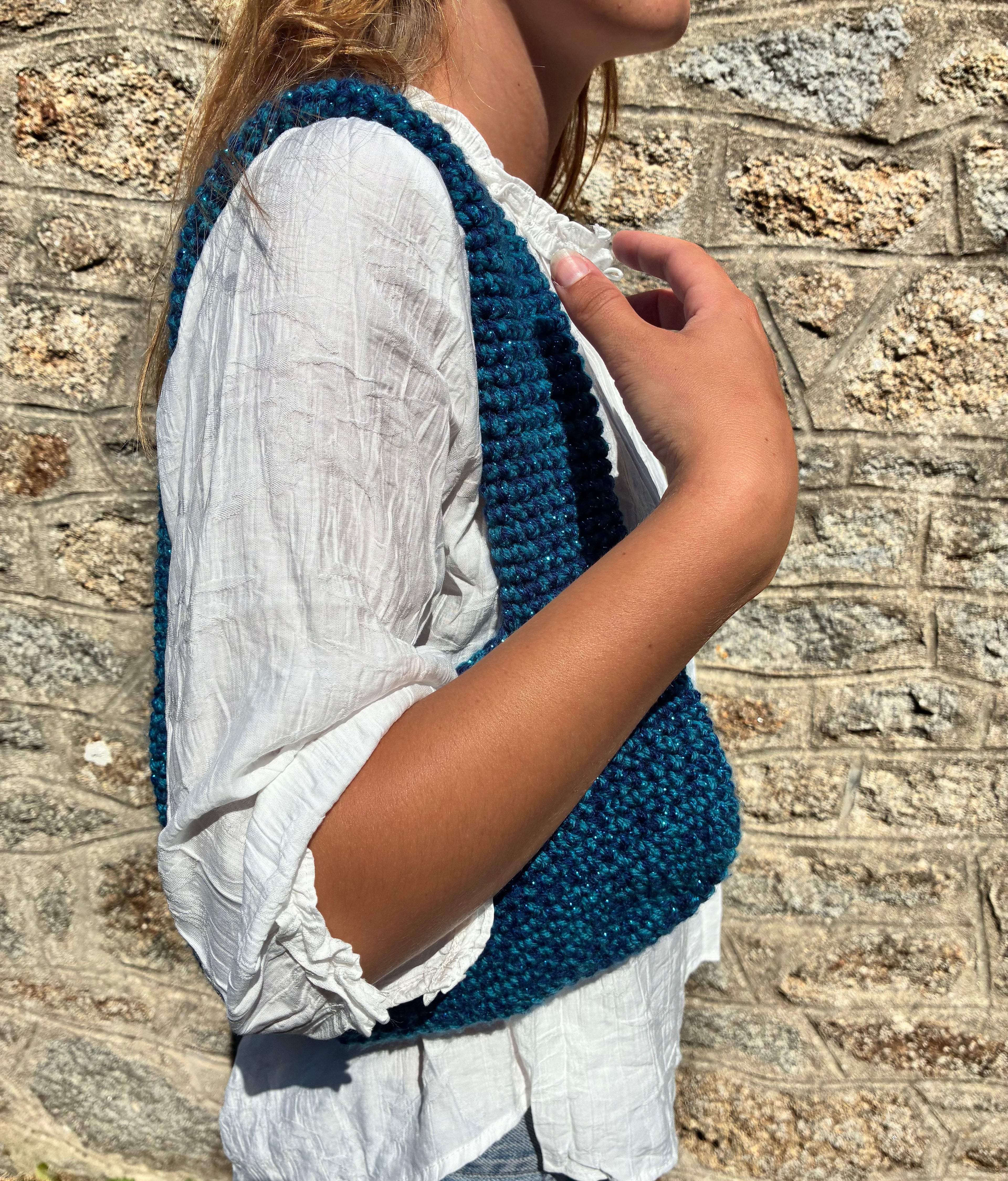 Blouse blanche élégante de Le Vestiaire, détails du tissu et coupe visible sur cette image.