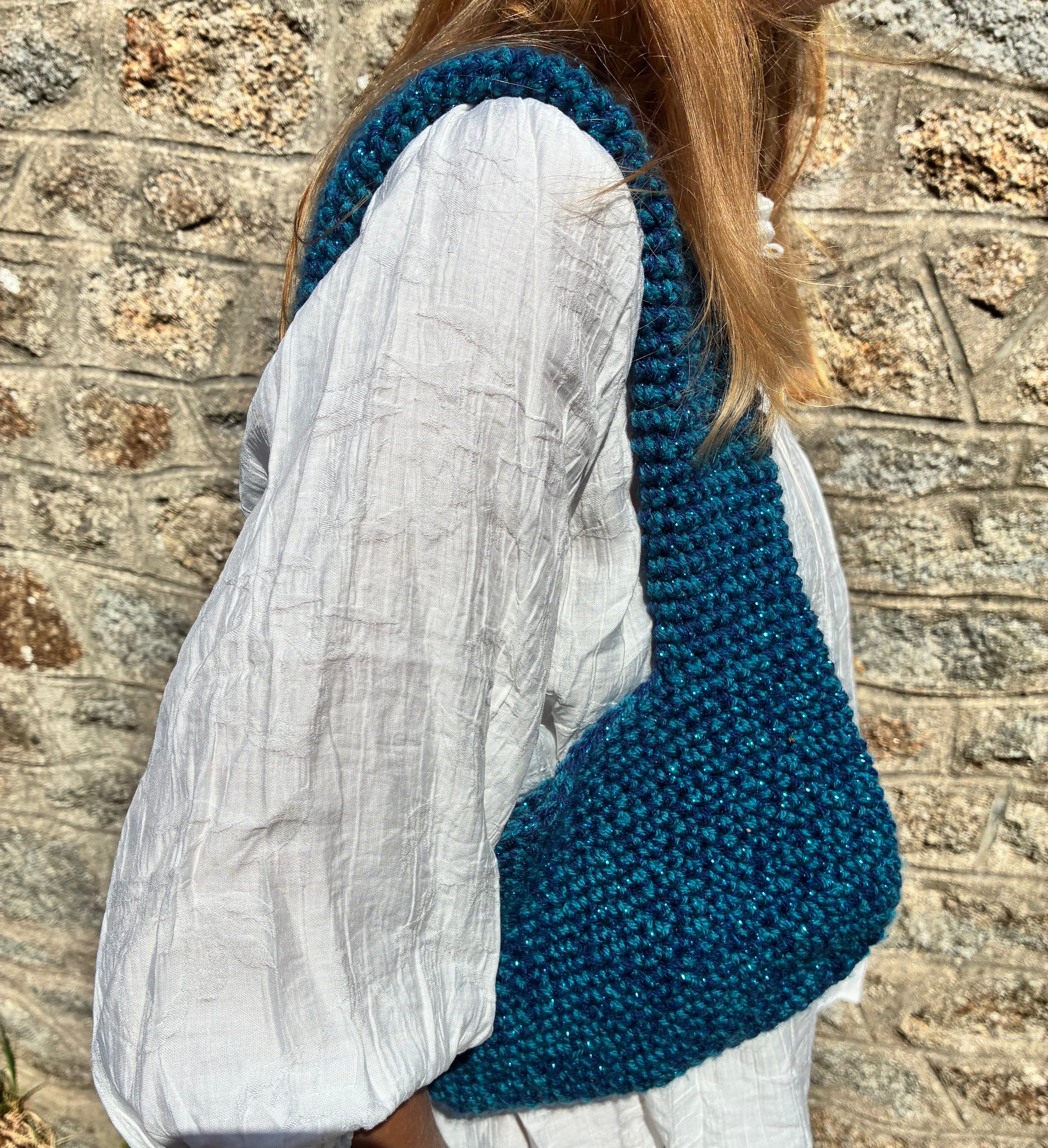 Sac BOB bleu de Le Vestiaire, sac à main en cuir avec poignée robuste et intérieur spacieux visible sur l'image.