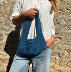 Sac BOB bleu de Le Vestiaire, sac à main en cuir avec bandoulière, visible devant avec détails en cuir et finition élégante.
