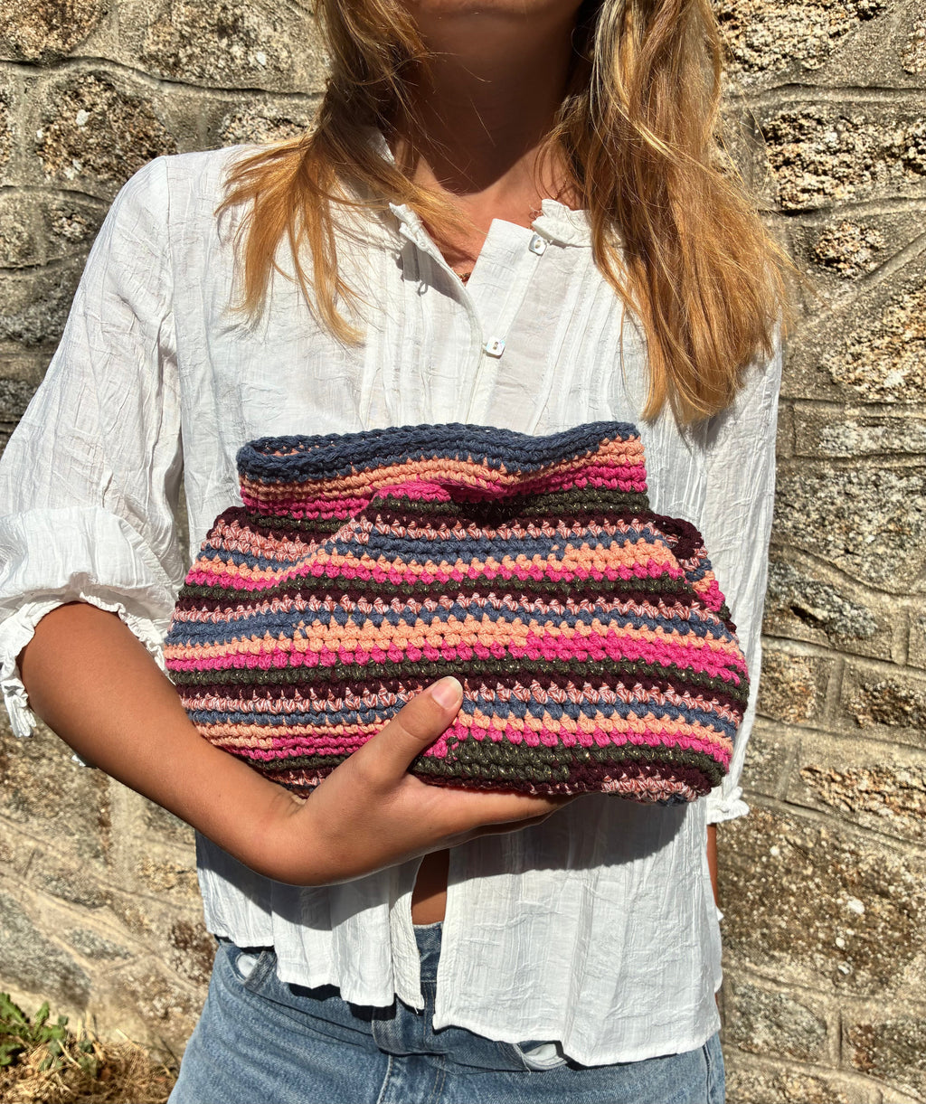 Sac Marius multicolore de Le Vestiaire avec poignées en cuir et motif coloré, vue de face sur fond neutre.