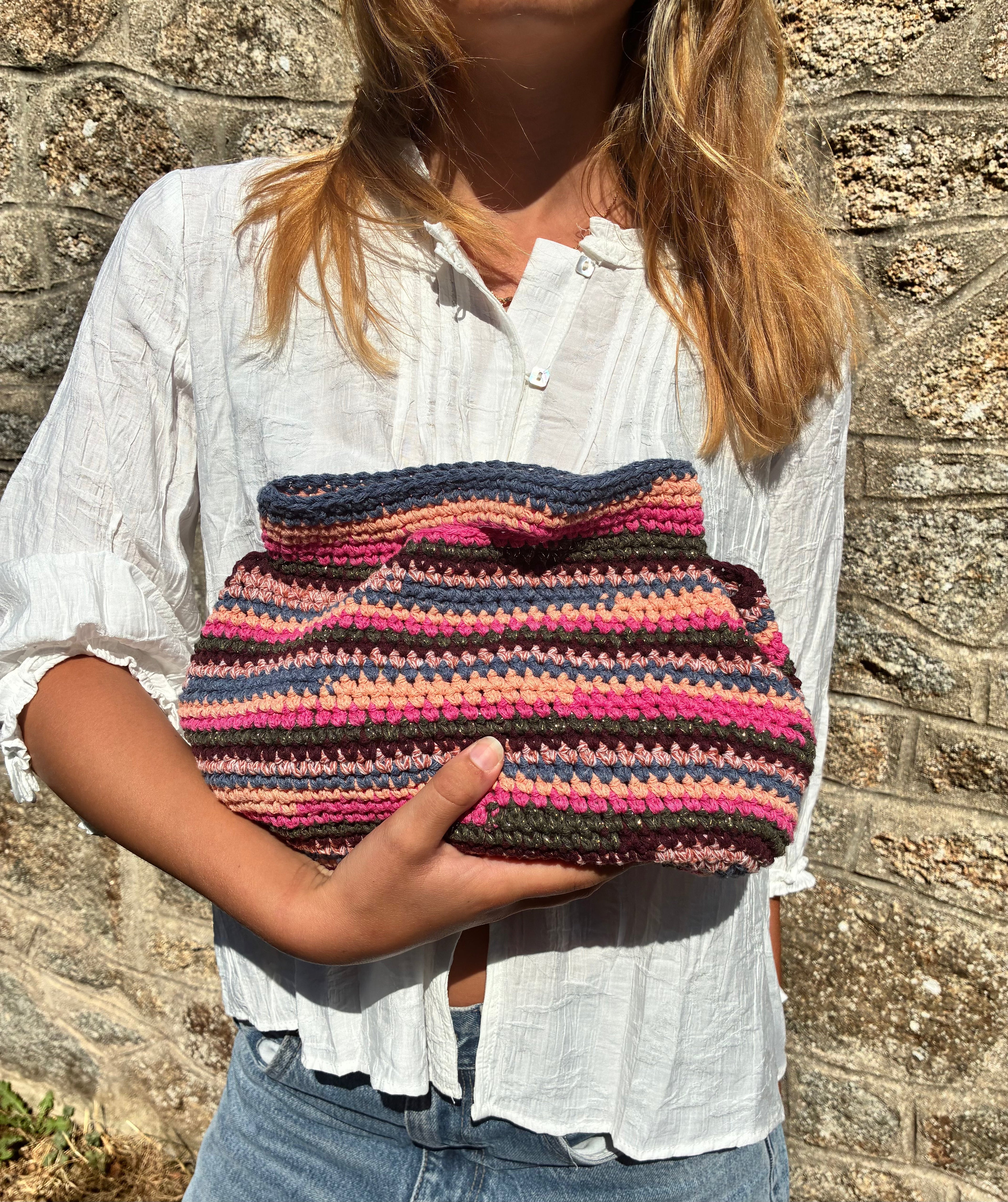 Sac Marius multicolore de Le Vestiaire avec poignées en cuir et motif coloré, vue de face sur fond neutre.
