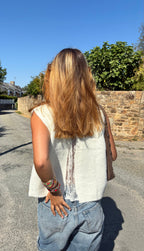Pull en dentelle Le Vestiaire, détail en tissu dentelle délicat et finition élégante, porté sur un modèle féminin.