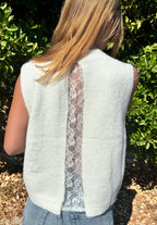 Pull en dentelle noir de la marque Le Vestiaire, détail de la texture en gros plan sur fond blanc