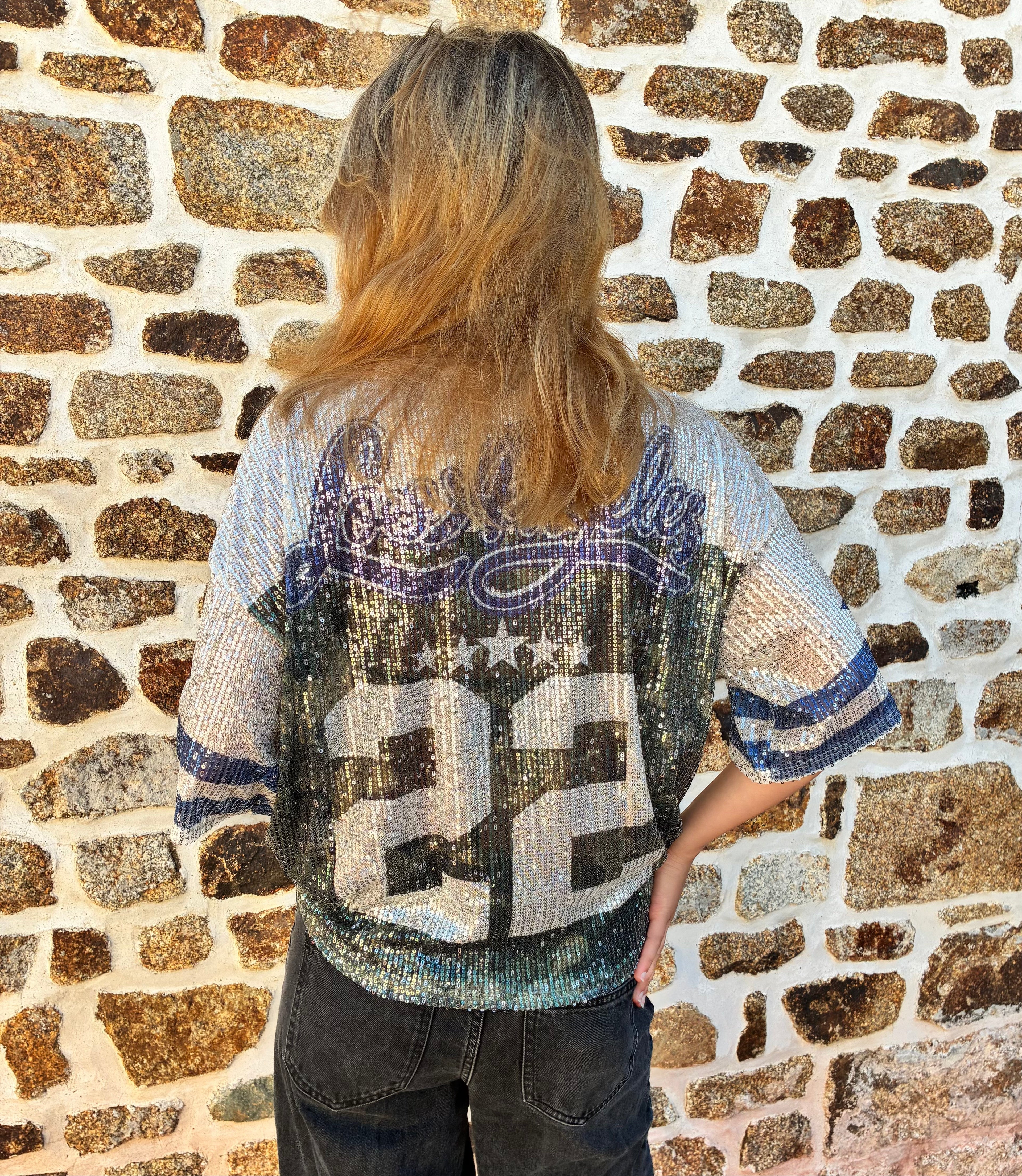 Haut à paillettes Le Vestiaire, élégant avec sequins brillants, porté sur un mannequin, vue de face.