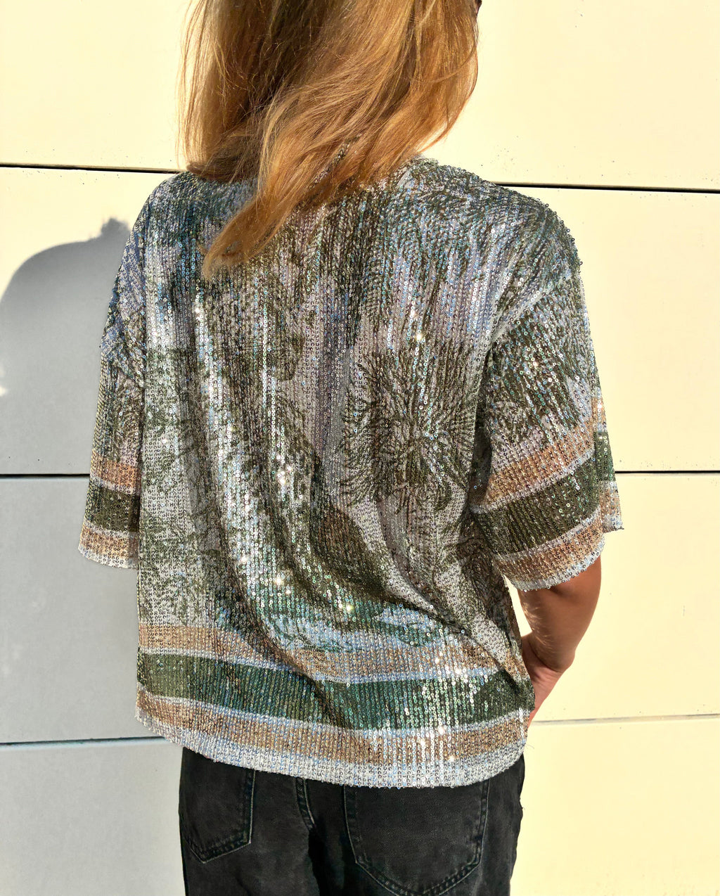 Haut à paillettes léopard Le Vestiaire porté, avec détails brillants et motif animalier élégant, vue de face.