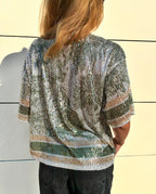 Haut à paillettes léopard Le Vestiaire porté, avec détails brillants et motif animalier élégant, vue de face.