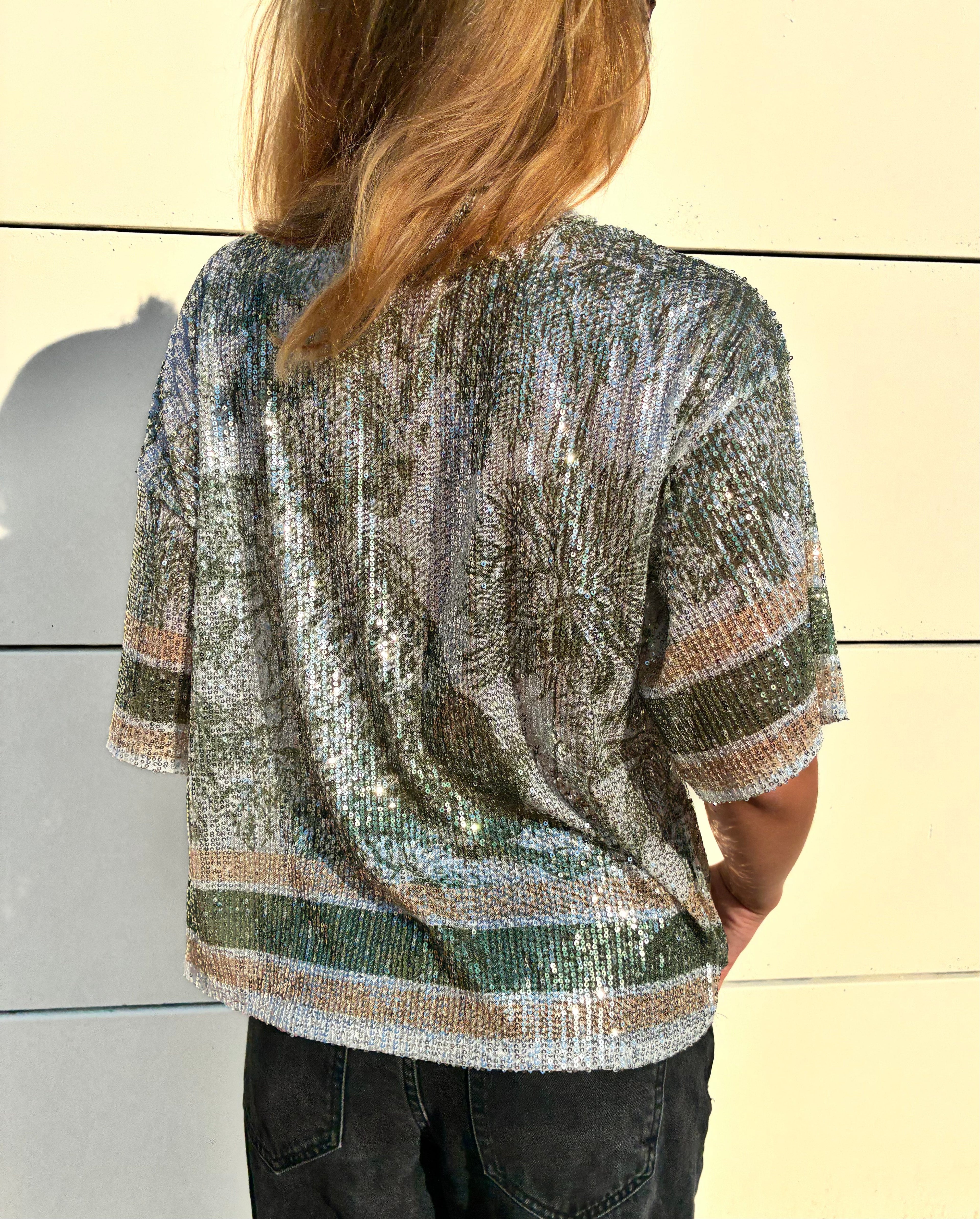 Haut à paillettes léopard Le Vestiaire porté, avec détails brillants et motif animalier élégant, vue de face.
