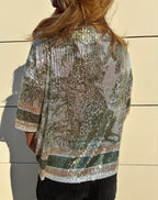 Haut à paillettes léopard Le Vestiaire, vue de face, avec détails brillants et motif animalier, porté sur mannequin.