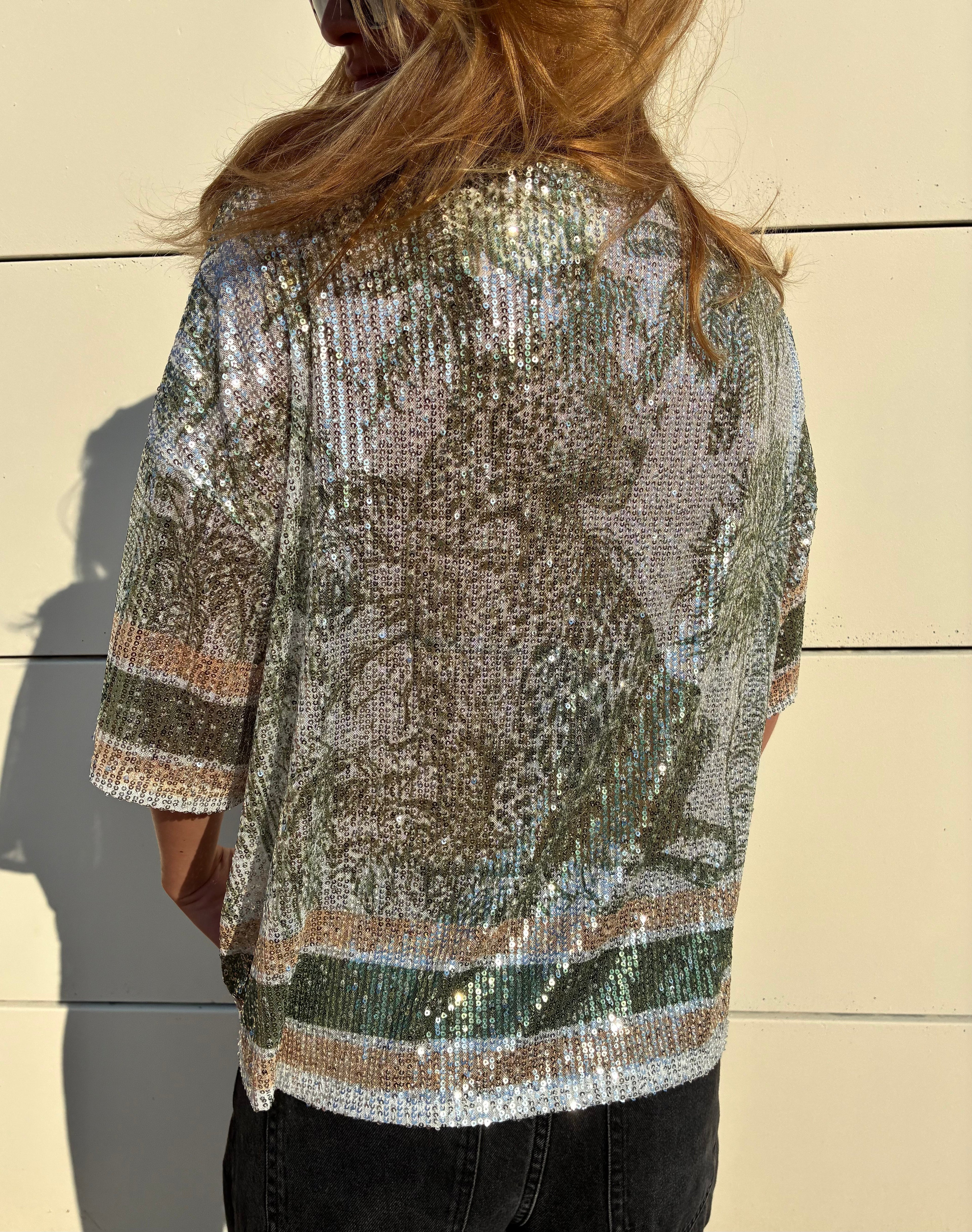 Haut à paillettes léopard Le Vestiaire, vue de face, avec détails brillants et motif animalier, porté sur mannequin.