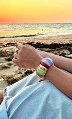 Bracelet multicolore en perles de la marque Le Vestiaire, avec des couleurs vives et un design élégant.