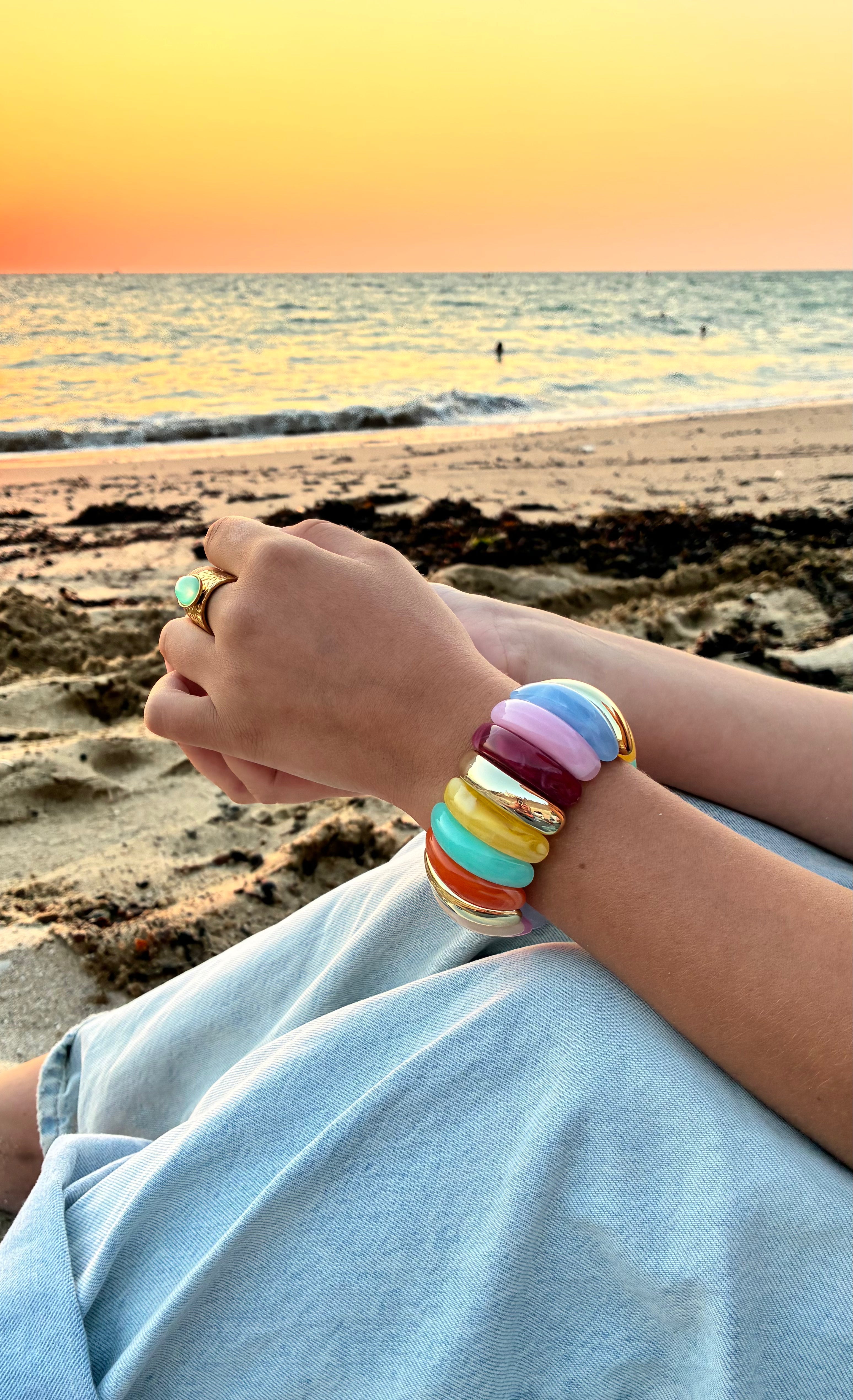 Bracelet multicolore en perles de la marque Le Vestiaire, avec des couleurs vives et un design élégant.
