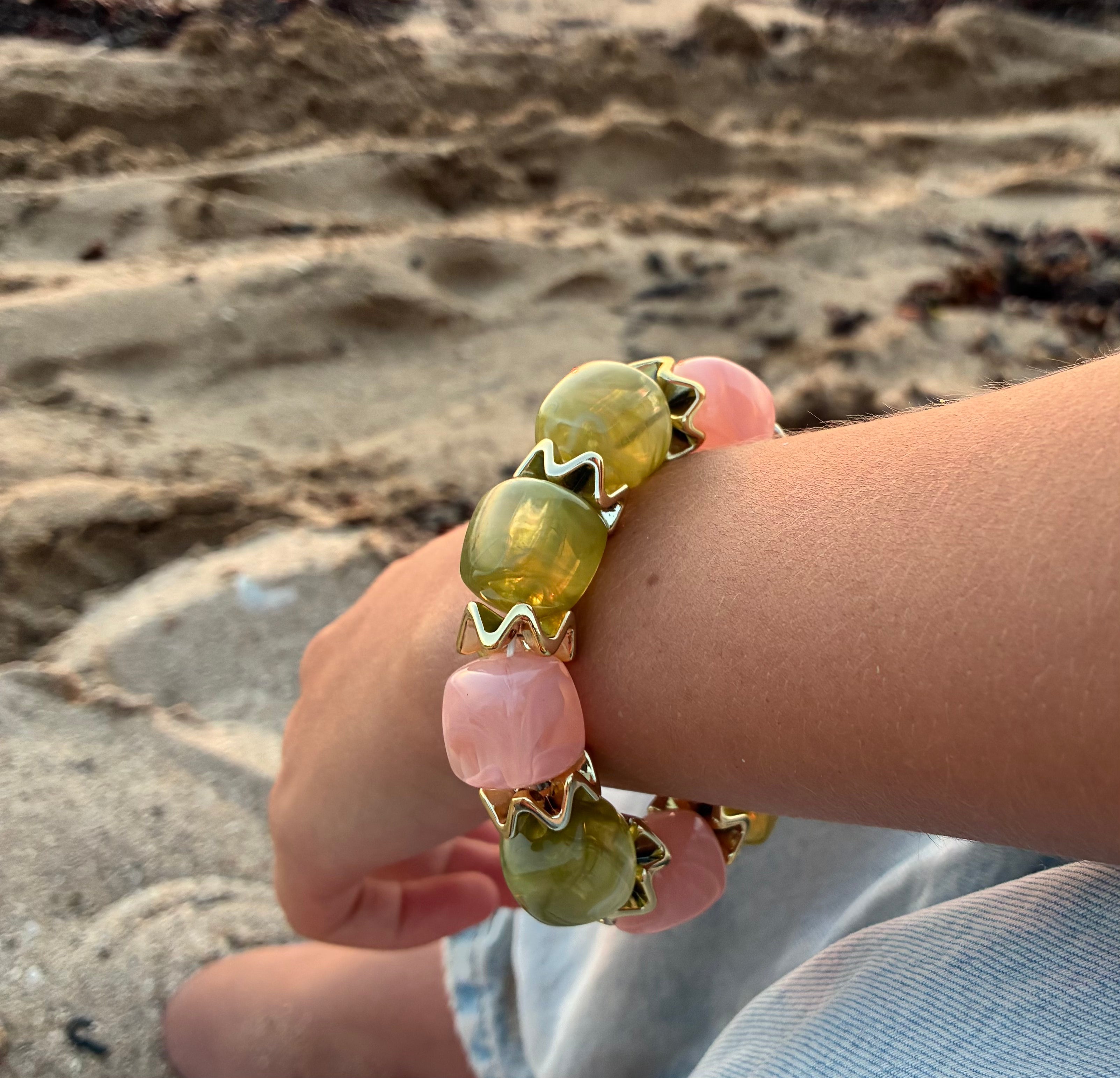 Bracelet à perles vertes et roses Le Vestiaire