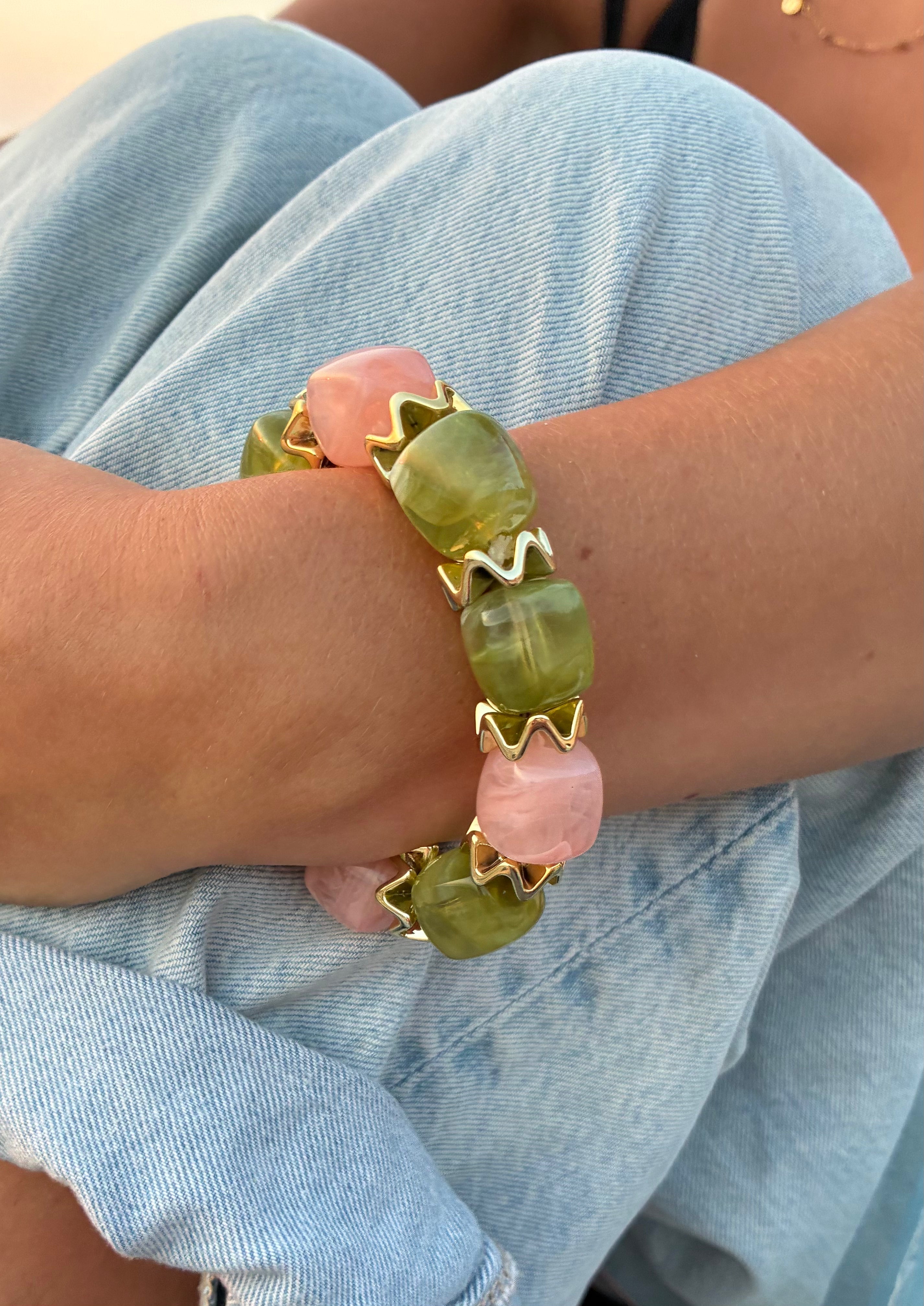 Bracelet à perles vertes et roses Le Vestiaire